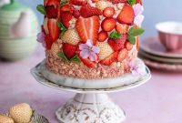 Irresistible Strawberry Crunch Cake Recipe