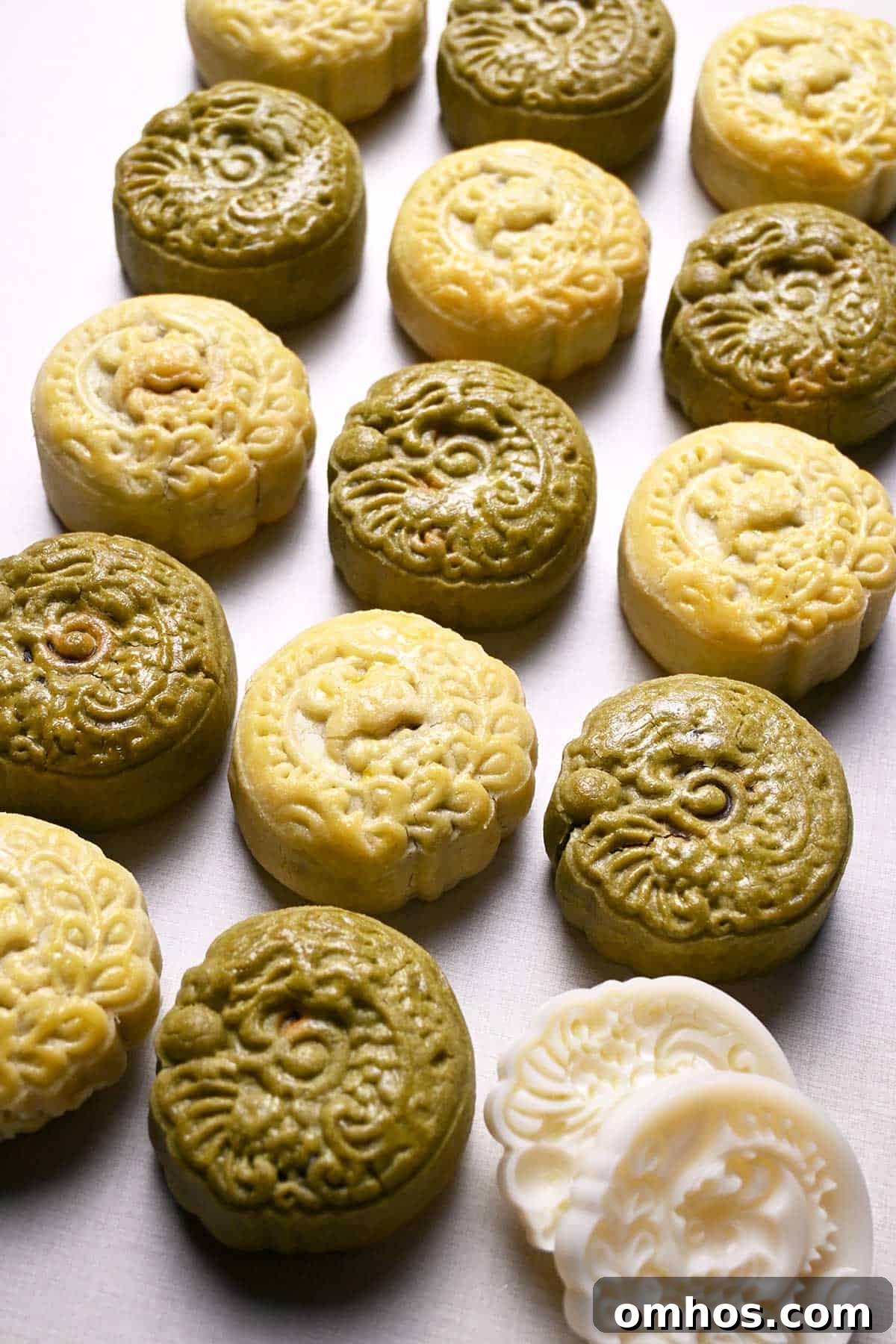 cookie crust mooncakes with phoenix and dragon pattern