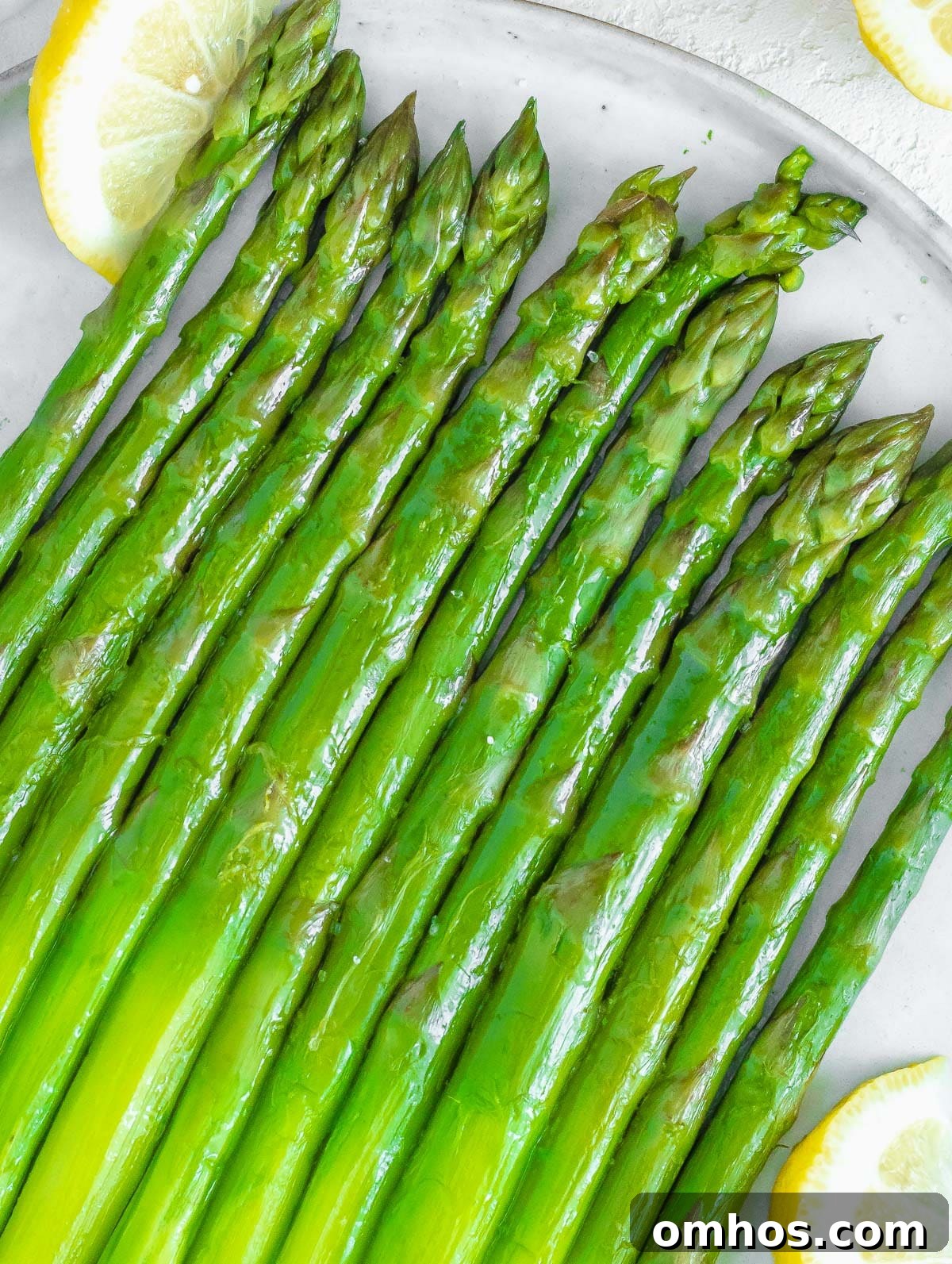 How to Boil Asparagus 3 boiled asparagus served with lemon
