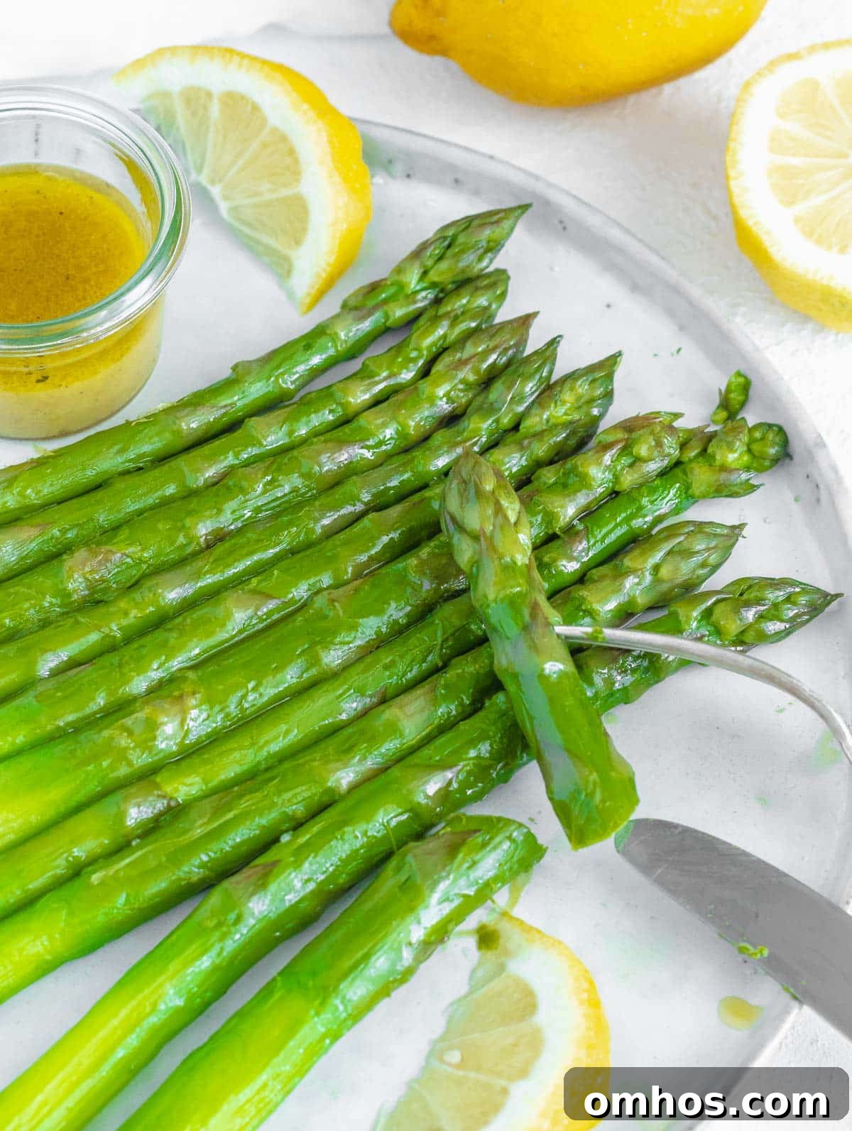 How to Boil Asparagus 9 boiled asparagus with vinaigrette and a fork