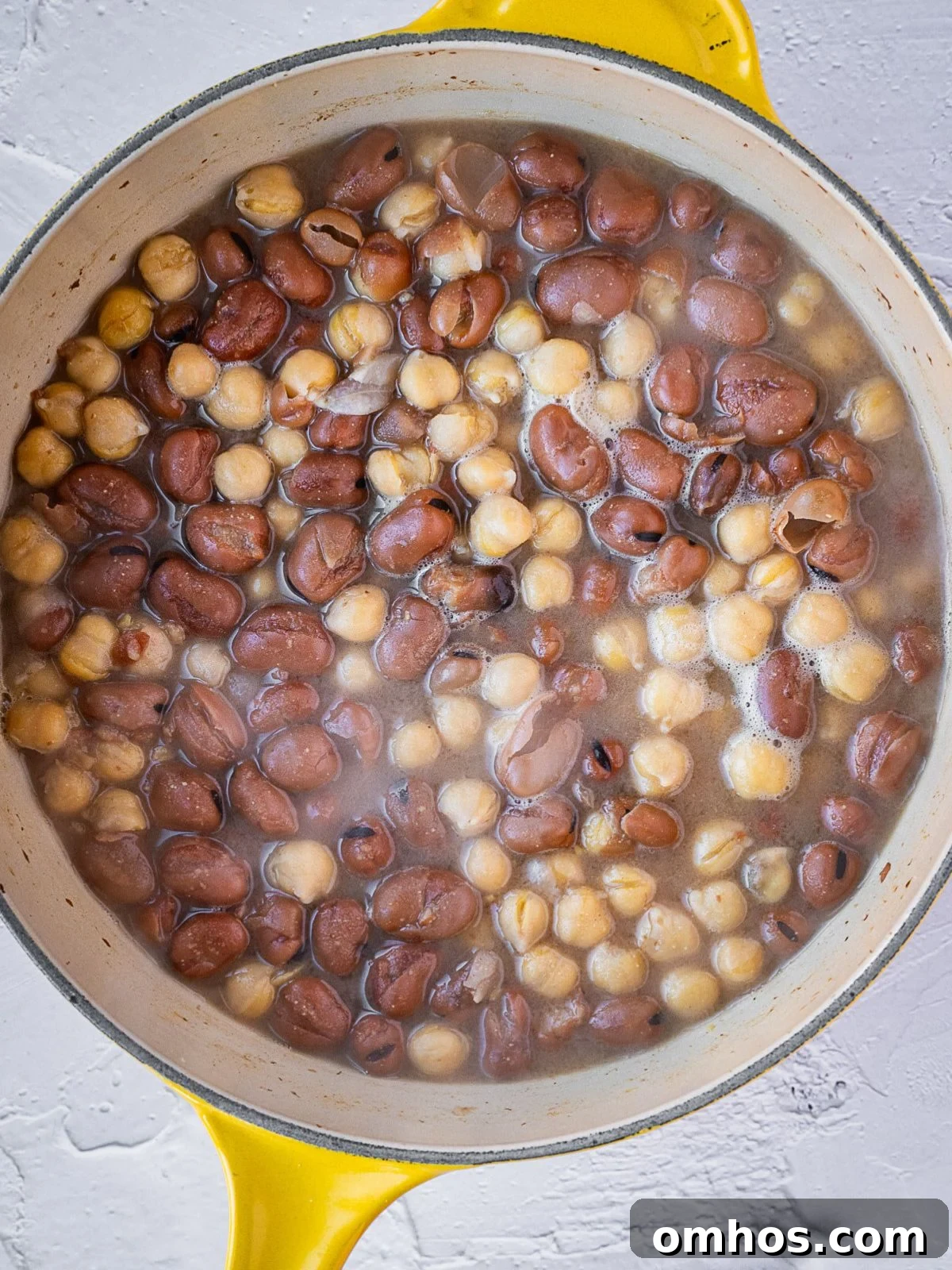 Pot with chickpeas and fava beans. 