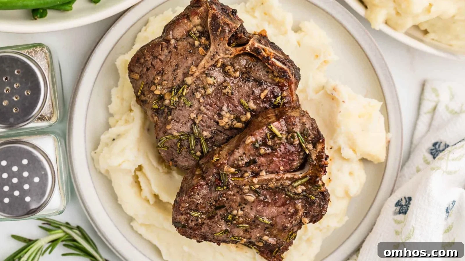 Lamb chops seasoned with garlic and rosemary, cooked in the air fryer in about 15 minutes until juicy inside.